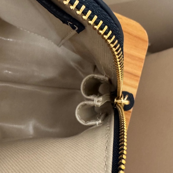 NEELY & CHLOE NWOT w/Dust Bag No. 17 Large Pebble Cosmetic Case in Navy - Picture 8 of 9